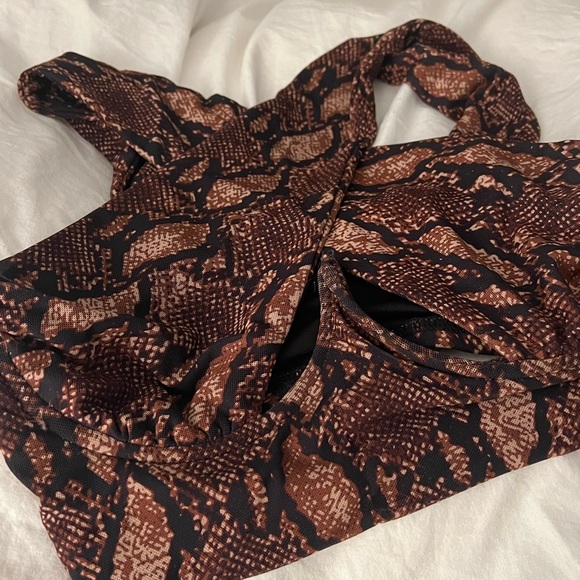 ✨✨Revolve - superdown Kacie Cross Over Top in Brown Snake✨✨ - Picture 4 of 5